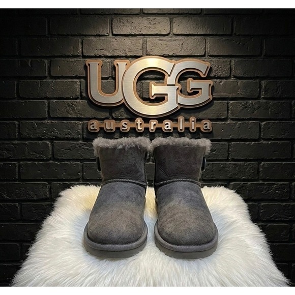 🔥UGG Mini 🖤🩶🖤Bailey Button II Grey Suede Sheepskin Ankle Boots sz 9 - Picture 2 of 9